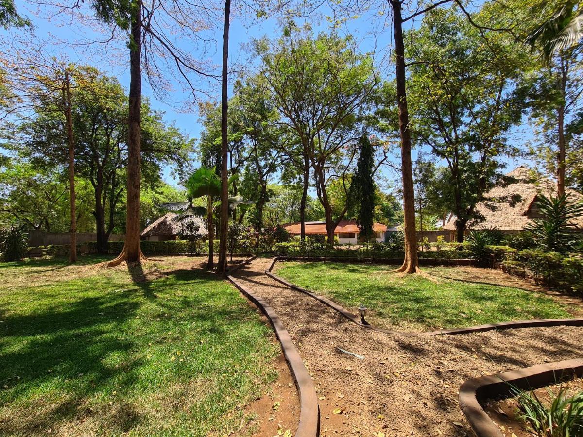 Honey Badger Lodge Moshi Esterno foto