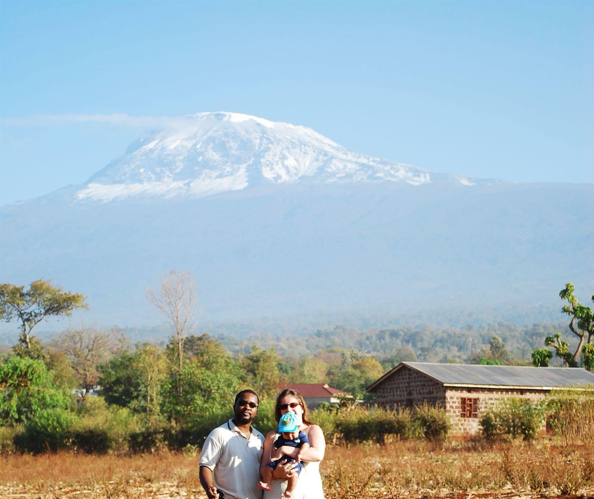 Honey Badger Lodge Moshi Esterno foto